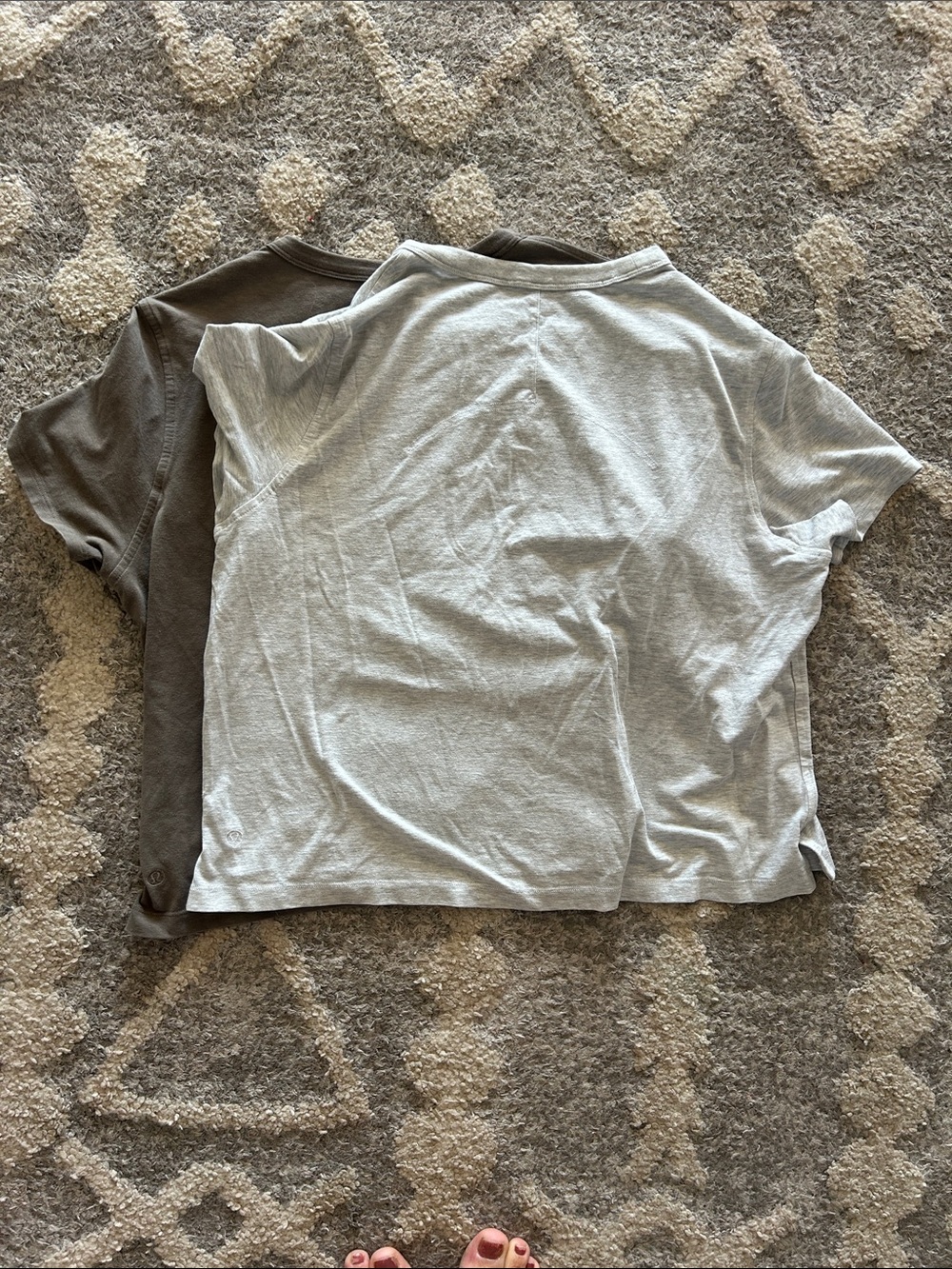Lululemon cropped T-Shirt Set - Gray and Brown - Picture 2 of 3